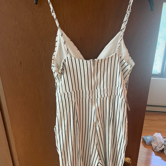 Cute black and white romper. - Picture 2 of 3